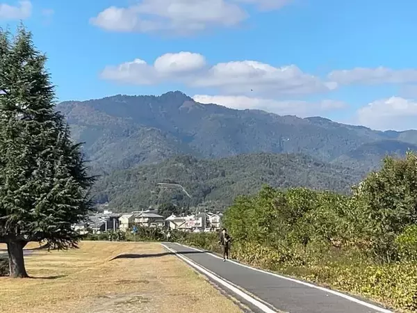 「【京都嵐山渡月橋】ご覧いただこう… 京都屈指の紅葉名所ハイシーズン 驚愕の混雑を！」の画像