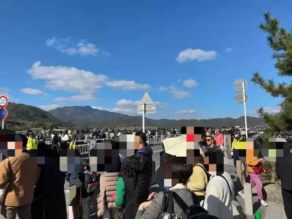 「【京都嵐山渡月橋】ご覧いただこう… 京都屈指の紅葉名所ハイシーズン 驚愕の混雑を！」の画像