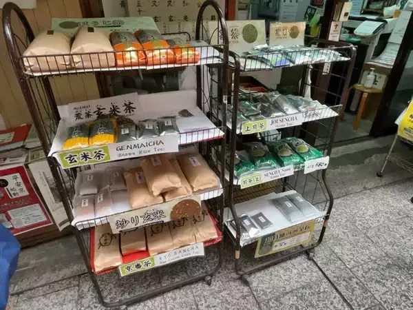 「【京都お茶】アニメ聖地商店街の老舗セルフ茶舗！100円均一国産茶も「加納松好園茶舗」」の画像