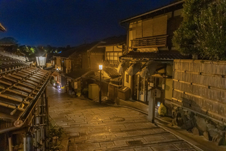 【京都】風情ある街並みを夜さんぽ♪  春オープンのカフェもご紹介「八坂の塔」