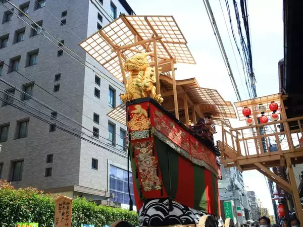 【祇園祭2022】長さ約4メートルの剣鉾、心地よい鈴の音が印象的な剣鉾奉納神事と曳き初め「大船鉾」