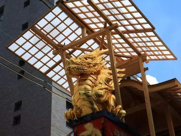 「【祇園祭2022】長さ約4メートルの剣鉾、心地よい鈴の音が印象的な剣鉾奉納神事と曳き初め「大船鉾」」の画像