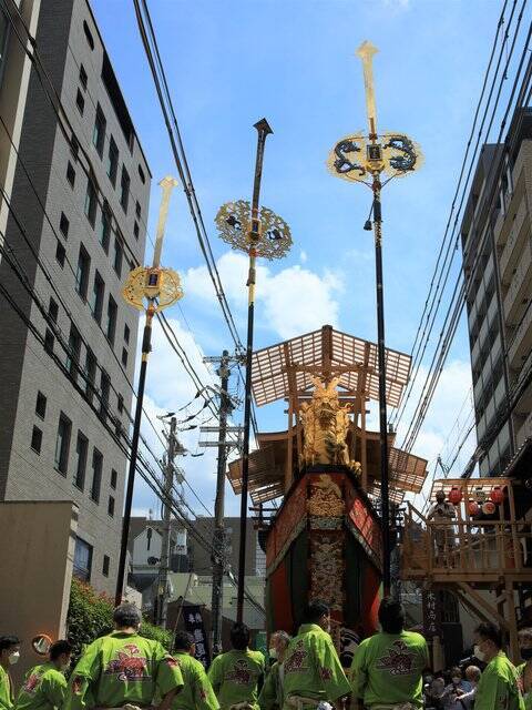 【祇園祭2022】長さ約4メートルの剣鉾、心地よい鈴の音が印象的な剣鉾奉納神事と曳き初め「大船鉾」