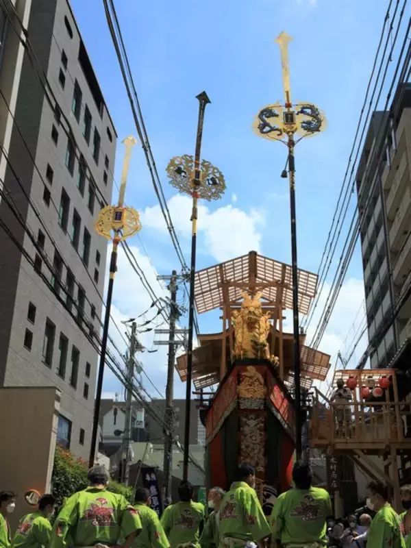 「【祇園祭2022】長さ約4メートルの剣鉾、心地よい鈴の音が印象的な剣鉾奉納神事と曳き初め「大船鉾」」の画像