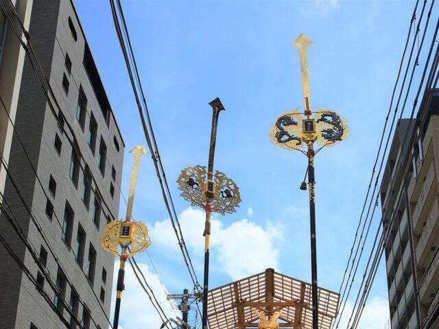 【祇園祭2022】長さ約4メートルの剣鉾、心地よい鈴の音が印象的な剣鉾奉納神事と曳き初め「大船鉾」