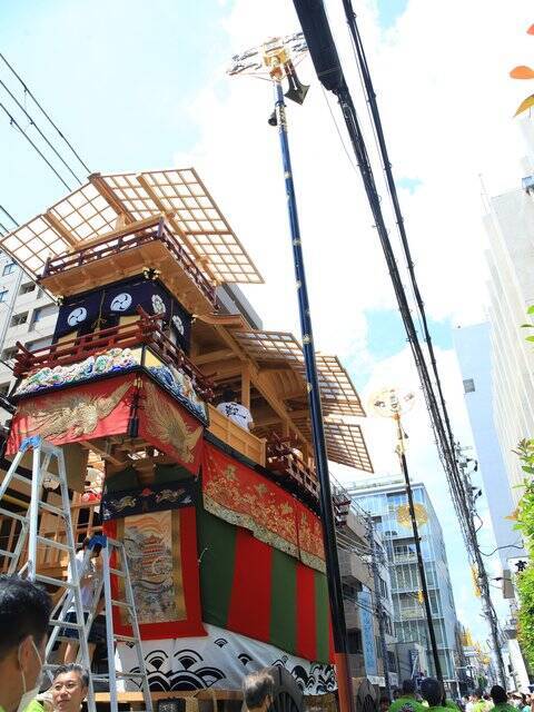 【祇園祭2022】長さ約4メートルの剣鉾、心地よい鈴の音が印象的な剣鉾奉納神事と曳き初め「大船鉾」