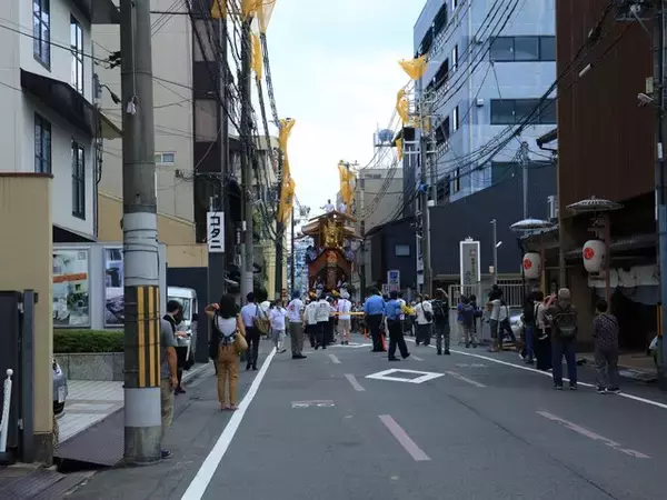 「【祇園祭2022】長さ約4メートルの剣鉾、心地よい鈴の音が印象的な剣鉾奉納神事と曳き初め「大船鉾」」の画像