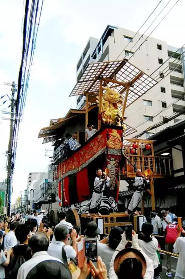「【祇園祭2022】長さ約4メートルの剣鉾、心地よい鈴の音が印象的な剣鉾奉納神事と曳き初め「大船鉾」」の画像