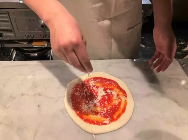 「薪窯の本格ナポリピッツァが楽しめる！四条烏丸近く「e.o.e　(イーオーイー）」」の画像