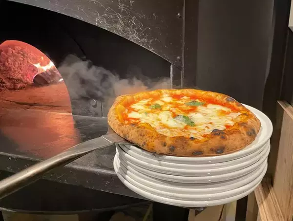 「薪窯の本格ナポリピッツァが楽しめる！四条烏丸近く「e.o.e　(イーオーイー）」」の画像