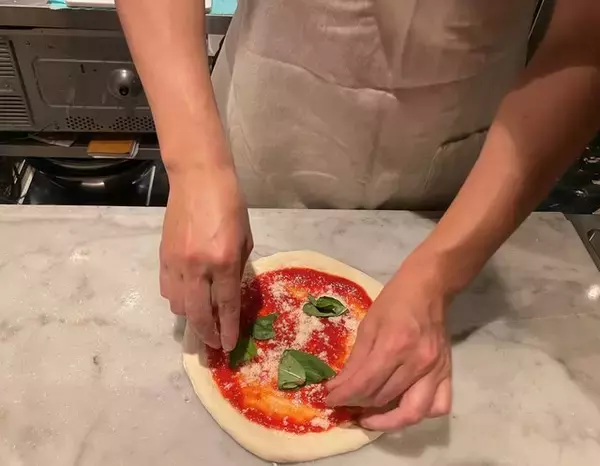 「薪窯の本格ナポリピッツァが楽しめる！四条烏丸近く「e.o.e　(イーオーイー）」」の画像