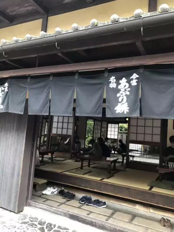 「いにしえより変わらぬ味を楽しむ、あぶり餅☆本家かざりや【今宮神社】」の画像