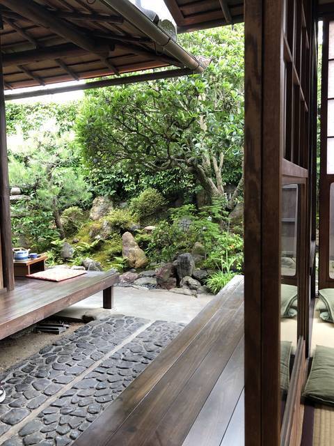 いにしえより変わらぬ味を楽しむ、あぶり餅☆本家かざりや【今宮神社】