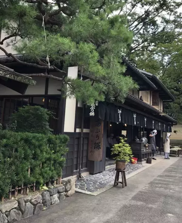 いにしえより変わらぬ味を楽しむ、あぶり餅☆本家かざりや【今宮神社】