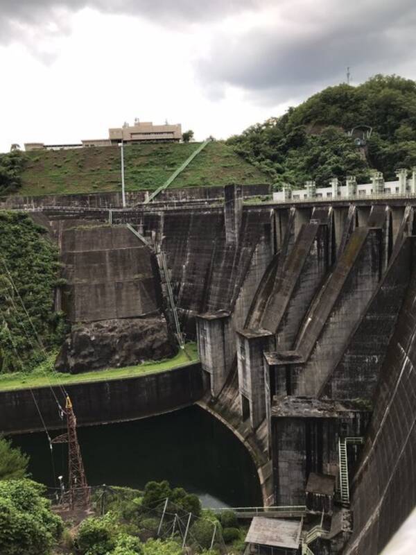 京都ダム ３府県にまたがる巨大アーチが治水担う バス釣りでも人気 高山ダム 21年8月16日 エキサイトニュース