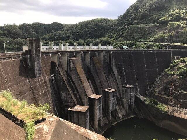 京都ダム ３府県にまたがる巨大アーチが治水担う バス釣りでも人気 高山ダム 21年8月16日 エキサイトニュース 2 2