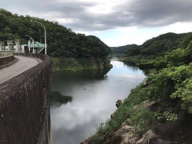 京都ダム ３府県にまたがる巨大アーチが治水担う バス釣りでも人気 高山ダム 21年8月16日 エキサイトニュース