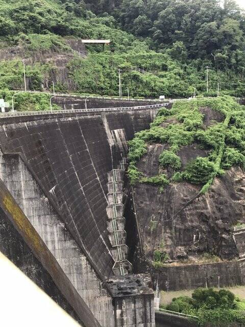 京都ダム ３府県にまたがる巨大アーチが治水担う バス釣りでも人気 高山ダム 21年8月16日 エキサイトニュース