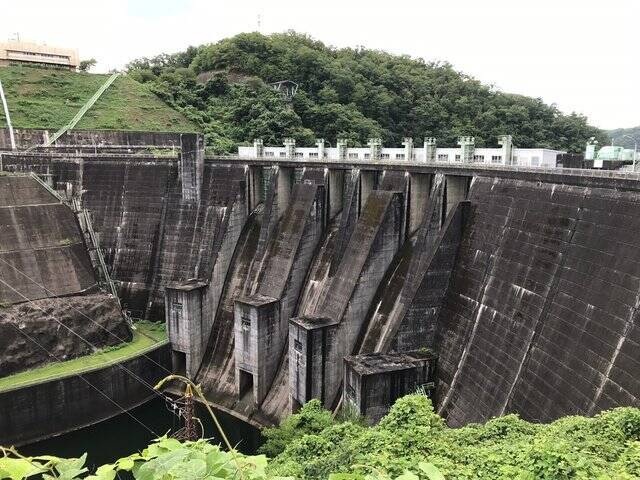 京都ダム ３府県にまたがる巨大アーチが治水担う バス釣りでも人気 高山ダム 21年8月16日 エキサイトニュース