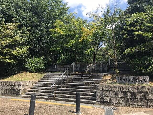 【京都ぶらり】住宅街に濠跡も残る京都府南部最大級の前方後円墳「二子塚古墳」