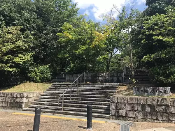 「【京都ぶらり】住宅街に濠跡も残る京都府南部最大級の前方後円墳「二子塚古墳」」の画像