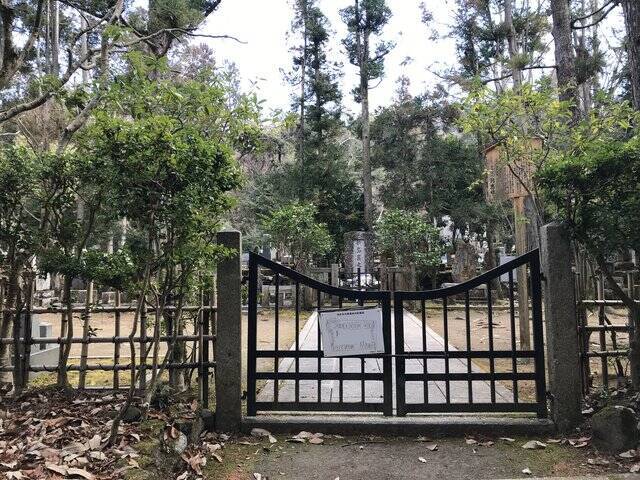 【京都お墓】NHK大河ドラマにもなった新島襄・八重夫妻眠る山中「同志社墓地」