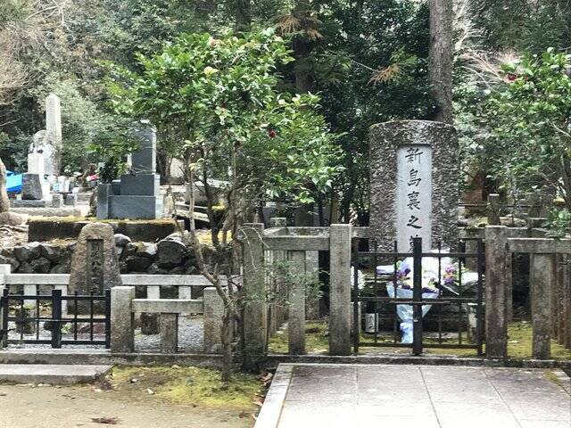 【京都お墓】NHK大河ドラマにもなった新島襄・八重夫妻眠る山中「同志社墓地」