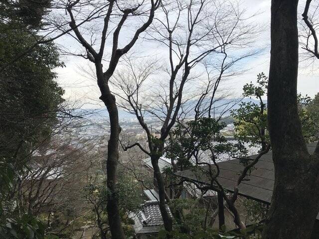 【京都お墓】NHK大河ドラマにもなった新島襄・八重夫妻眠る山中「同志社墓地」