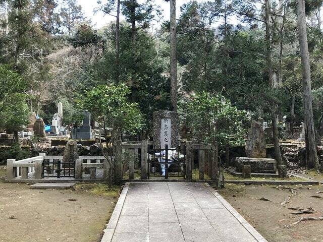 【京都お墓】NHK大河ドラマにもなった新島襄・八重夫妻眠る山中「同志社墓地」
