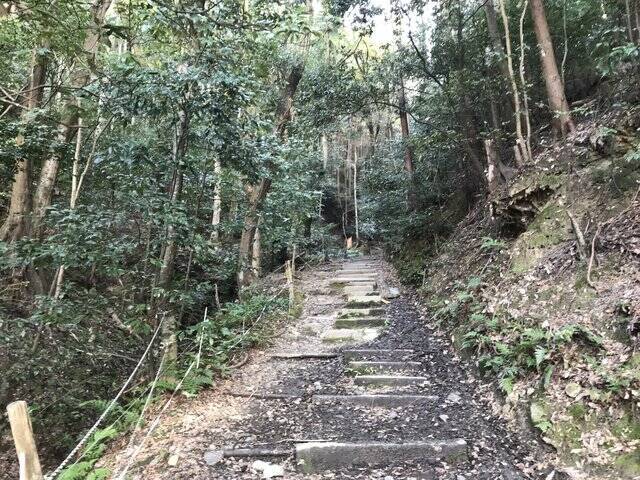 【京都お墓】NHK大河ドラマにもなった新島襄・八重夫妻眠る山中「同志社墓地」