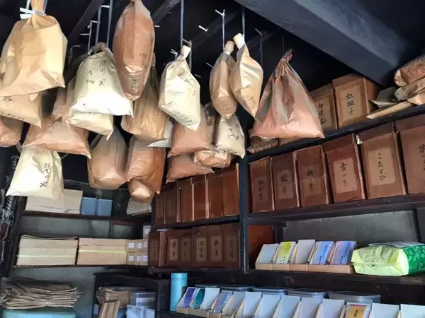 「【京都老舗】カオスな店構えが名物☆創業320年の和漢薬店が閉店「平井常榮堂薬房」」の画像