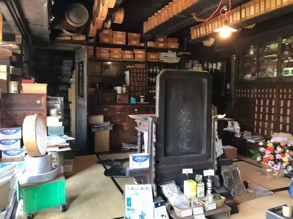 「【京都老舗】カオスな店構えが名物☆創業320年の和漢薬店が閉店「平井常榮堂薬房」」の画像