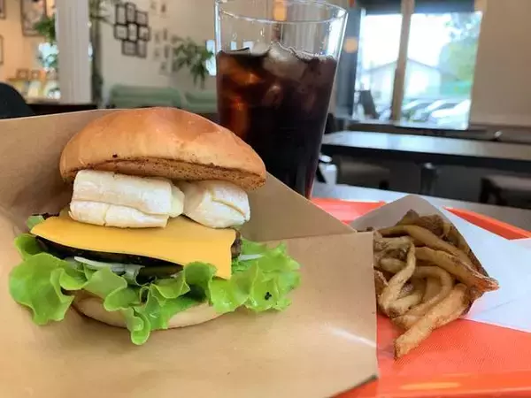 「こち亀 秋本治さんのマンガにも登場！京都亀岡の迫力満点ハンバーガー「ダイコクバーガー」」の画像