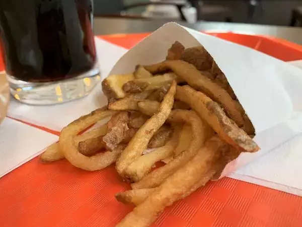 「こち亀 秋本治さんのマンガにも登場！京都亀岡の迫力満点ハンバーガー「ダイコクバーガー」」の画像