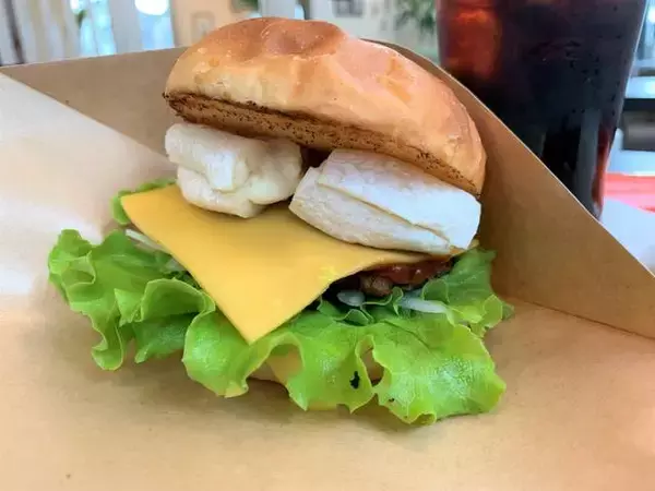 「こち亀 秋本治さんのマンガにも登場！京都亀岡の迫力満点ハンバーガー「ダイコクバーガー」」の画像