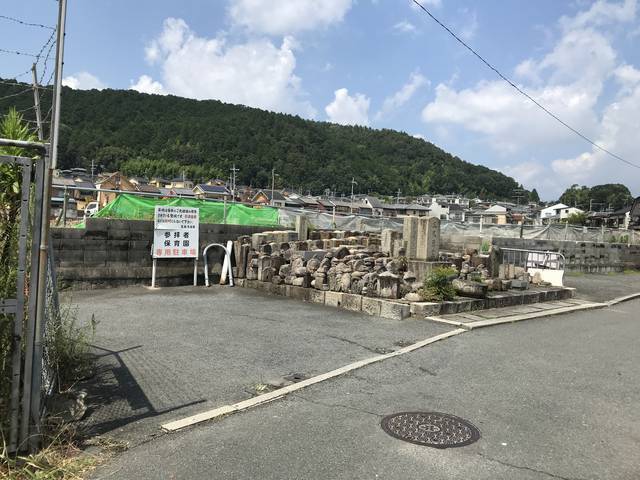 【京都心霊スポット】知る人ぞ知る恐怖スポット！墓場に囲まれたレンガ造りの中に観音様？「厨子奥トンネル」