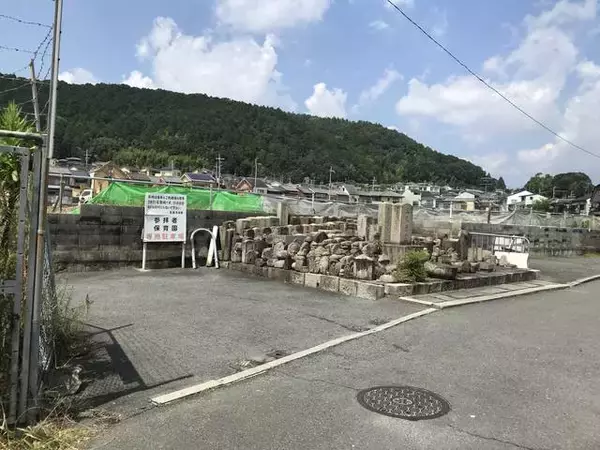 「【京都心霊スポット】知る人ぞ知る恐怖スポット！墓場に囲まれたレンガ造りの中に観音様？「厨子奥トンネル」」の画像