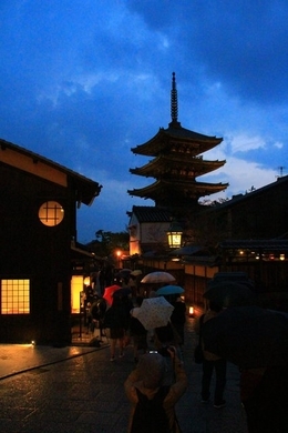 東山花灯路 惜しまれつつ中止に 狐の嫁入りは延期です 来年の開催を願って 年3月11日 エキサイトニュース