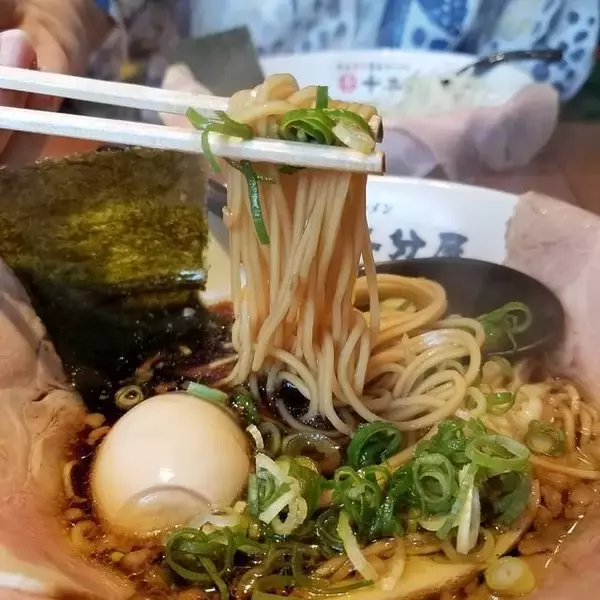 「京都にも進出！滋賀発祥、勢力拡大中のラーメン店「熟成醤油らーめん 十二分屋」」の画像