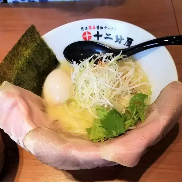 「京都にも進出！滋賀発祥、勢力拡大中のラーメン店「熟成醤油らーめん 十二分屋」」の画像