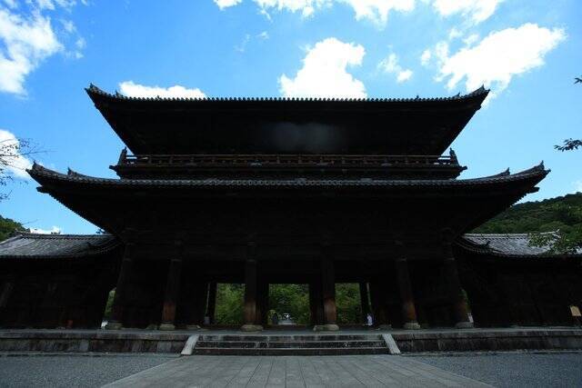 【南禅寺】古都の雅やかな夏の情景。穴場的な蓮池、壮大な三門と水路閣、青もみじ【京都花めぐり】