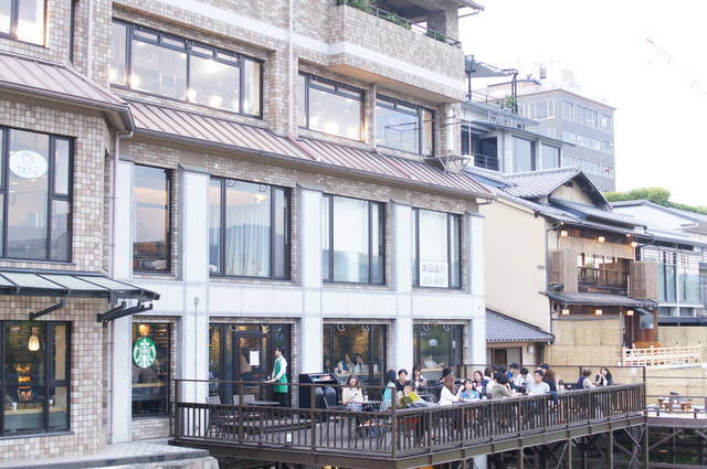 【京都のおしゃれなスタバ】川床席やお寺ビュー、畳席など京都ならではの特徴あるスタバのまとめ