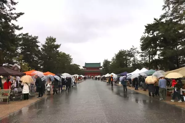 ヒットの予感！？毎月開催「平安蚤の市」の第１回目が開催されました！【京都・岡崎公園】