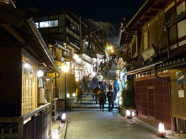 幻想的な灯りがいけばなと石畳を照らす 京都の新たな風物詩 京都 東山花灯路17 17年3月9日 エキサイトニュース
