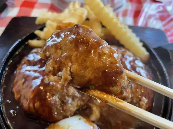 「ハンバーグ２個でも950円！京大生ご用達の「ジェイムスキッチン」」の画像