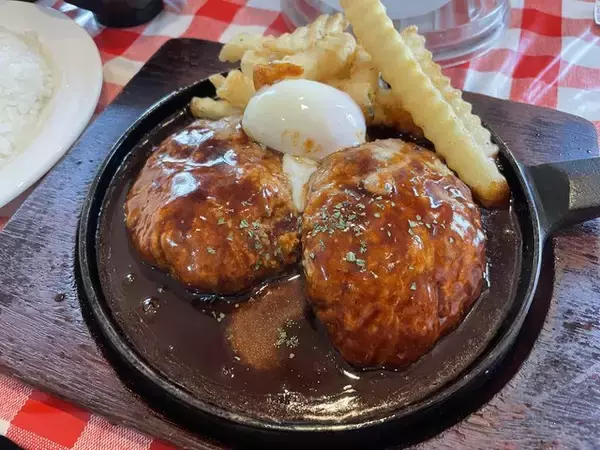 「ハンバーグ２個でも950円！京大生ご用達の「ジェイムスキッチン」」の画像