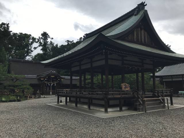 【京都の花】お酒の神様を祀る日本三大酒神神社!別名『猫 ...