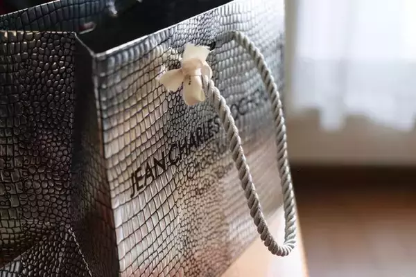 「中身のフレッシュいちごにビックリ！☆人気の「フルーツタブレット（イチゴ）」【大丸京都店】」の画像