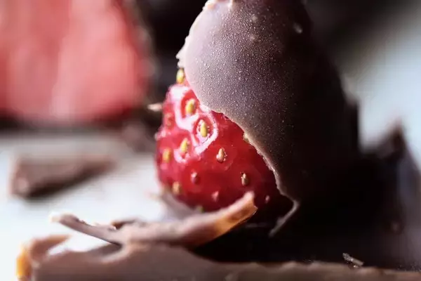 「中身のフレッシュいちごにビックリ！☆人気の「フルーツタブレット（イチゴ）」【大丸京都店】」の画像