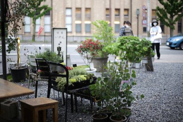 花と緑に囲まれてお茶できます ♪ 京都・鴨川のほとり「喫茶いのん」【神宮丸太町】
